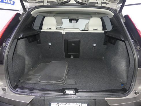 Used 2022 Volvo XC40 T5 Momentum image 9