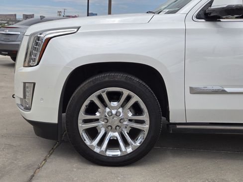 Used 2017 Cadillac Escalade Platinum AWD/4WD image 5