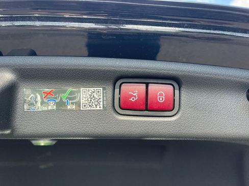 Used 2025 Mercedes-Benz C 300 Sedan image 29