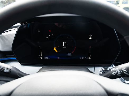 Used 2025 Chevrolet Trax LT FWD image 12