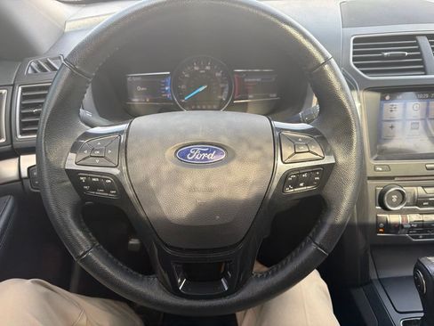 Used 2018 Ford Explorer XLT w/ XLT Appearance Package AWD/4WD image 12