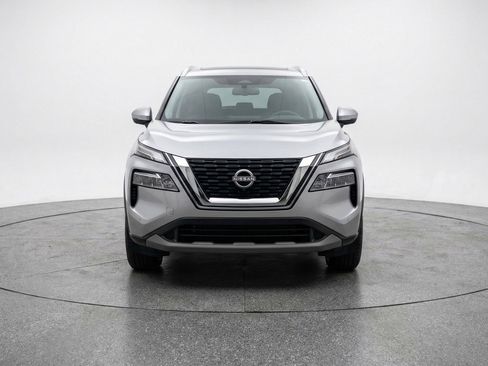 Used 2025 Nissan Rogue SV image 2