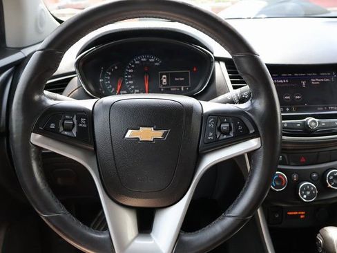 Used 2020 Chevrolet Trax LT w/ LT Convenience Package FWD image 29