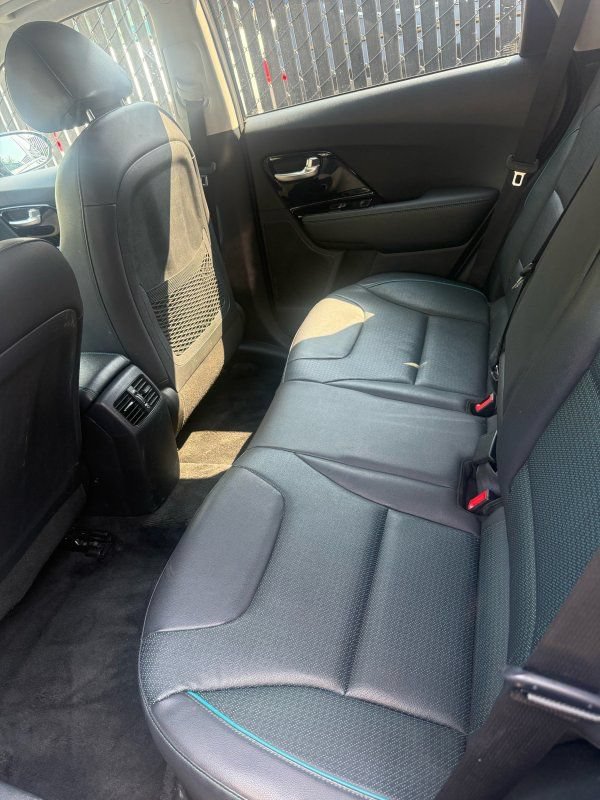 Used 2022 Kia Niro EX Premium w/ Cold Weather Package FWD image 9