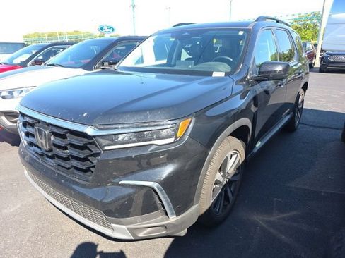 Used 2025 Honda Pilot Touring image 1