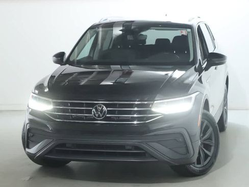 Certified 2022 Volkswagen Tiguan SE w/ Panoramic Sunroof Package image 3