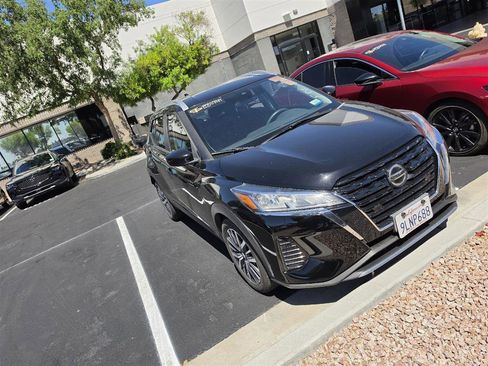 Used 2021 Nissan Kicks SV image 2