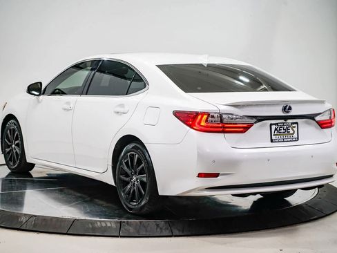 Used 2017 Lexus ES 300h w/ Luxury Package image 2