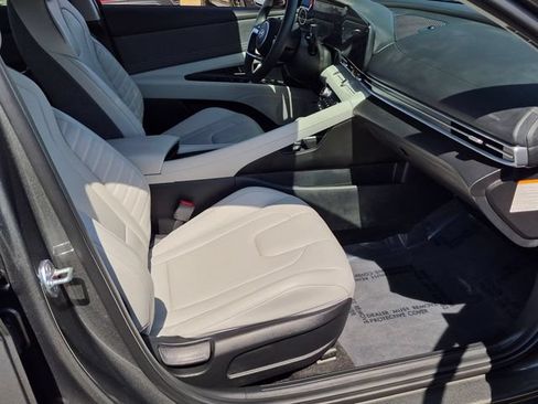 Used 2025 Hyundai Elantra Limited FWD image 33