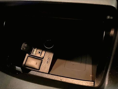 Used 2015 Toyota Camry XLE w/ Moonroof Package image 32