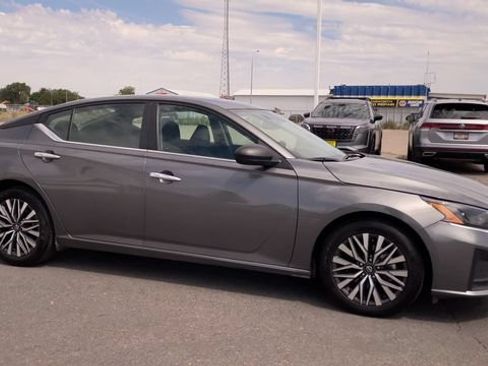 Used 2025 Nissan Altima 2.5 SV FWD image 3