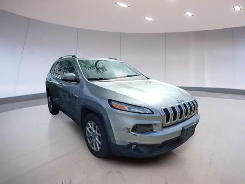 Used 2017 Jeep Cherokee Latitude w/ Safety/Convenience Group AWD/4WD image 1