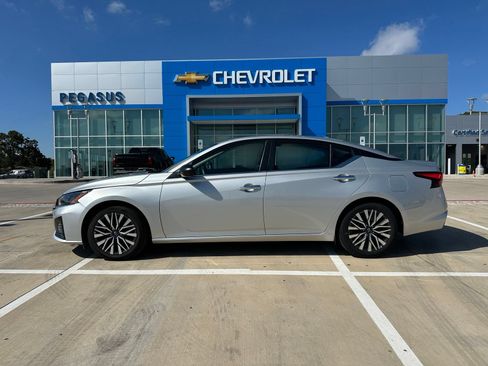 Used 2024 Nissan Altima 2.5 SV FWD image 2