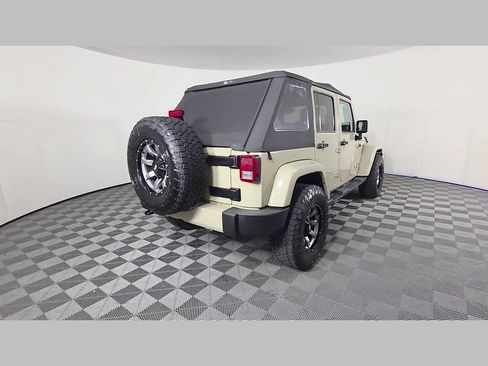 Used 2018 Jeep Wrangler Unlimited Sahara w/ Connectivity Group AWD/4WD image 39