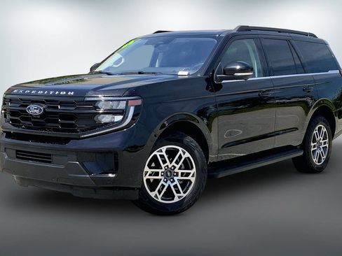 Used 2025 Ford Expedition Active AWD/4WD image 2