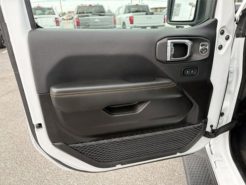 Used 2025 Jeep Wrangler Sahara image 11