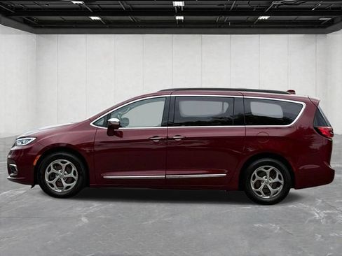 Used 2022 Chrysler Pacifica Limited FWD image 2