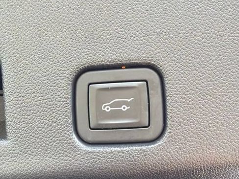 Certified 2025 Buick Enclave Preferred w/ Power Package AWD/4WD image 32