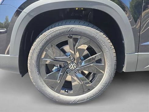 New 2026 Volkswagen Taos SE FWD image 11