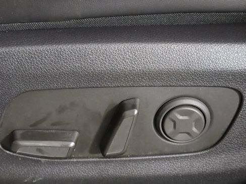 Used 2025 Kia Carnival FWD image 24