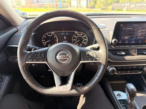 Used 2022 Nissan Altima 2.5 SR w/ Midnight Edition Package FWD image 17