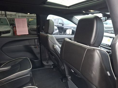 Used 2023 Chrysler Pacifica Limited w/ S Appearance Package image 14