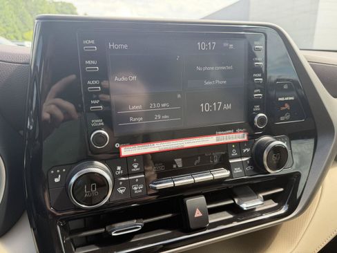 Used 2022 Toyota Highlander XLE FWD image 11