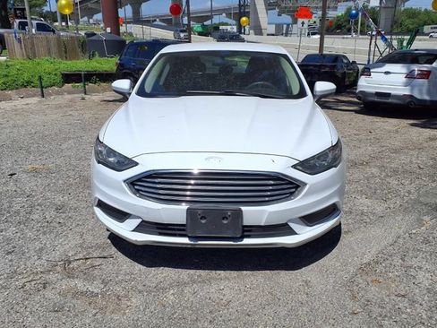 Used 2017 Ford Fusion SE w/ Fusion SE Technology Package FWD image 2