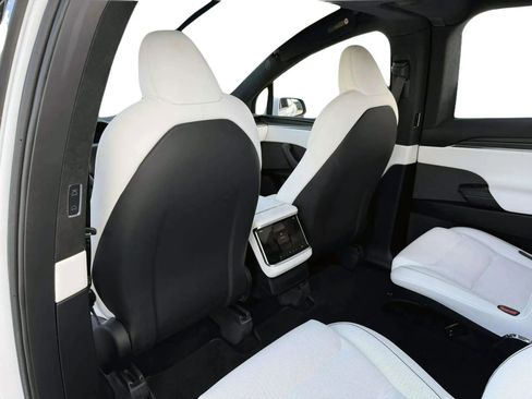 Used 2023 Tesla Model X Plaid image 15