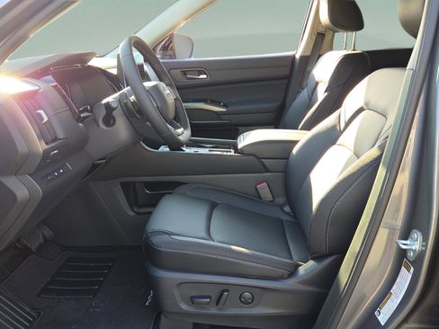 New 2026 Nissan Pathfinder SL FWD image 10