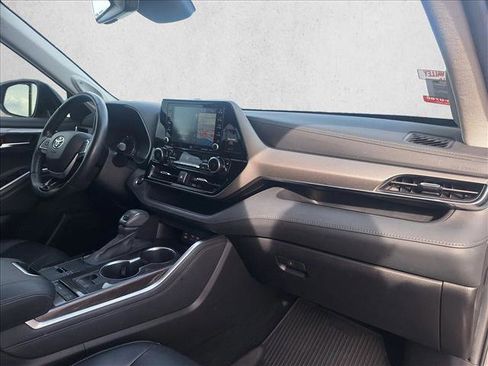 Used 2022 Toyota Highlander Limited image 19