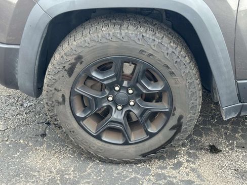 Used 2019 Jeep Cherokee Trailhawk w/ Cold Weather Group AWD/4WD image 9