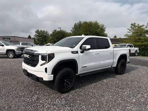Used 2022 GMC Sierra 1500 AT4 w/ AT4 Preferred Package AWD/4WD image 2