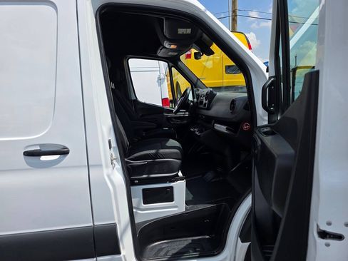 Used 2021 Mercedes-Benz Sprinter 2500 image 14