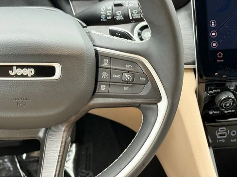 Used 2023 Jeep Grand Cherokee Limited AWD/4WD image 25