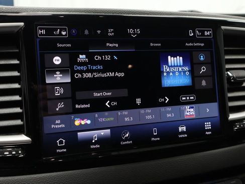 Used 2025 Chrysler Pacifica Select image 2