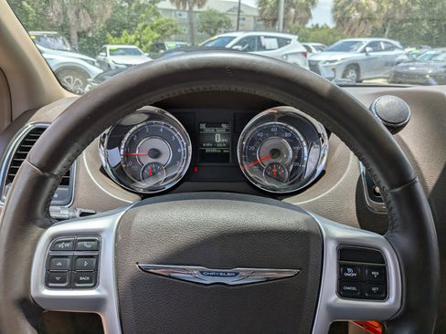 Used 2015 Chrysler Town & Country Touring FWD image 27