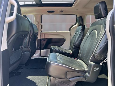 Used 2023 Chrysler Pacifica Limited FWD image 24