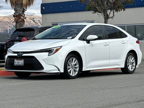 Used 2024 Toyota Corolla LE w/ LE Convenience Package FWD image 8