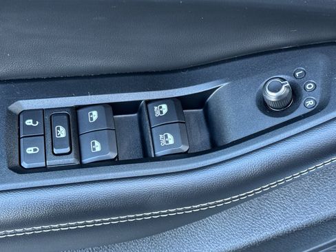 Used 2023 Jeep Grand Cherokee L Laredo image 12