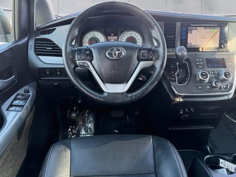 Used 2017 Toyota Sienna SE Premium image 12