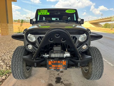 Used 2015 Jeep Wrangler Unlimited Sahara w/ Connectivity Group AWD/4WD image 8