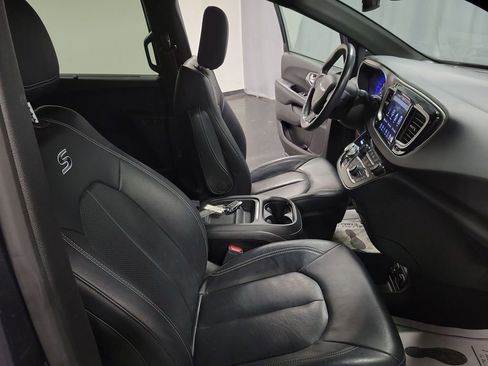 Used 2020 Chrysler Pacifica Touring-L w/ Advanced Safetytec Group image 24