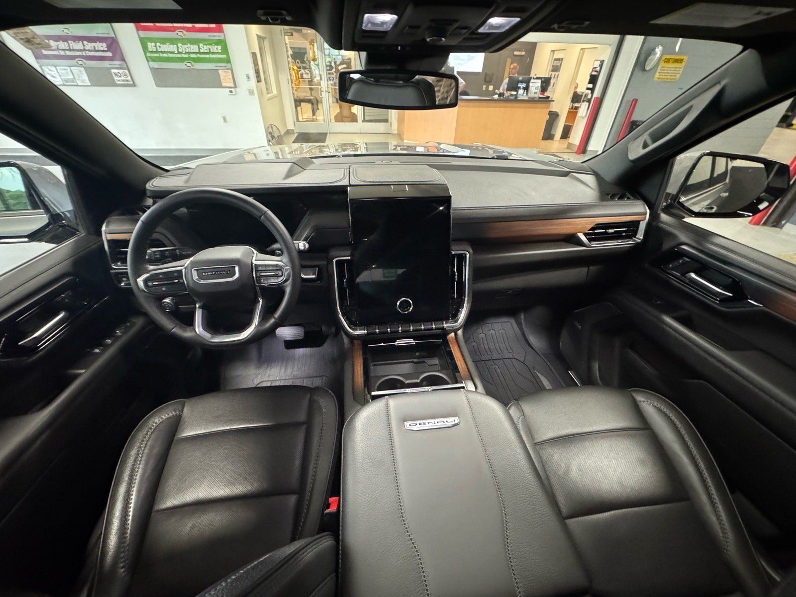 Used 2025 GMC Yukon XL Denali w/ Sun & Power Step Package AWD/4WD image 17