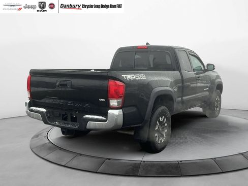 Used 2017 Toyota Tacoma TRD Off-Road image 6