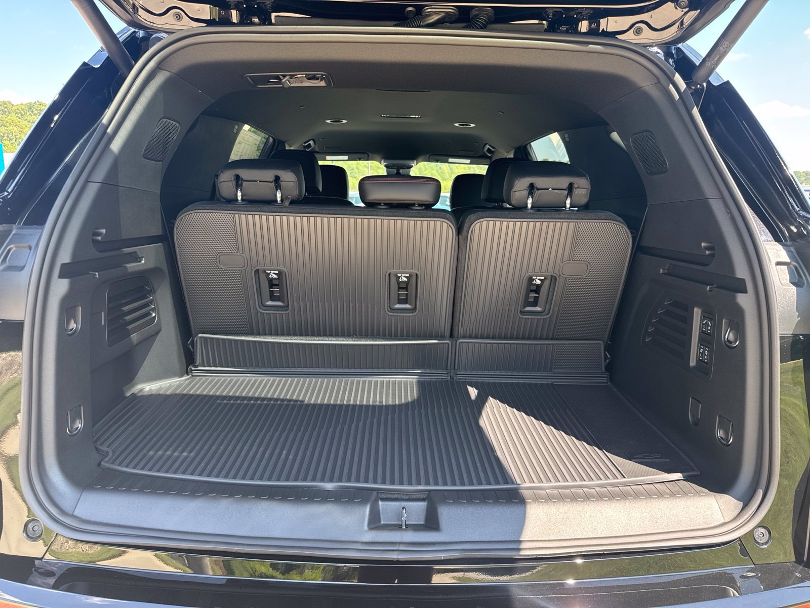 New 2027 Chevrolet Traverse RS w/ LPO, Floor Liner Package AWD/4WD image 11