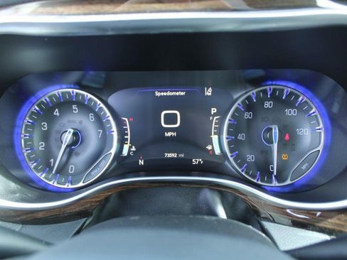 Used 2023 Chrysler Pacifica Limited FWD image 18