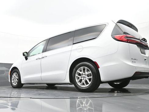 Used 2024 Chrysler Pacifica Touring-L image 36