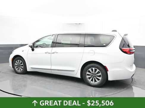 Used 2023 Chrysler Pacifica Limited FWD image 11