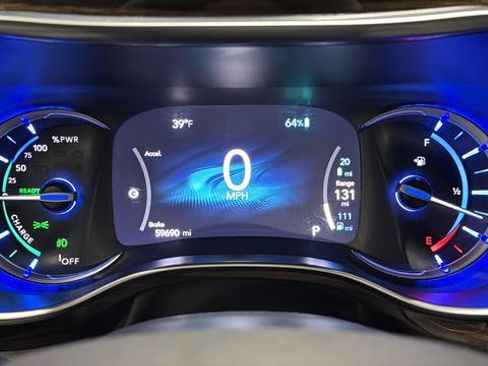 Used 2023 Chrysler Pacifica Limited w/ Uconnect Theater Family Group FWD image 17